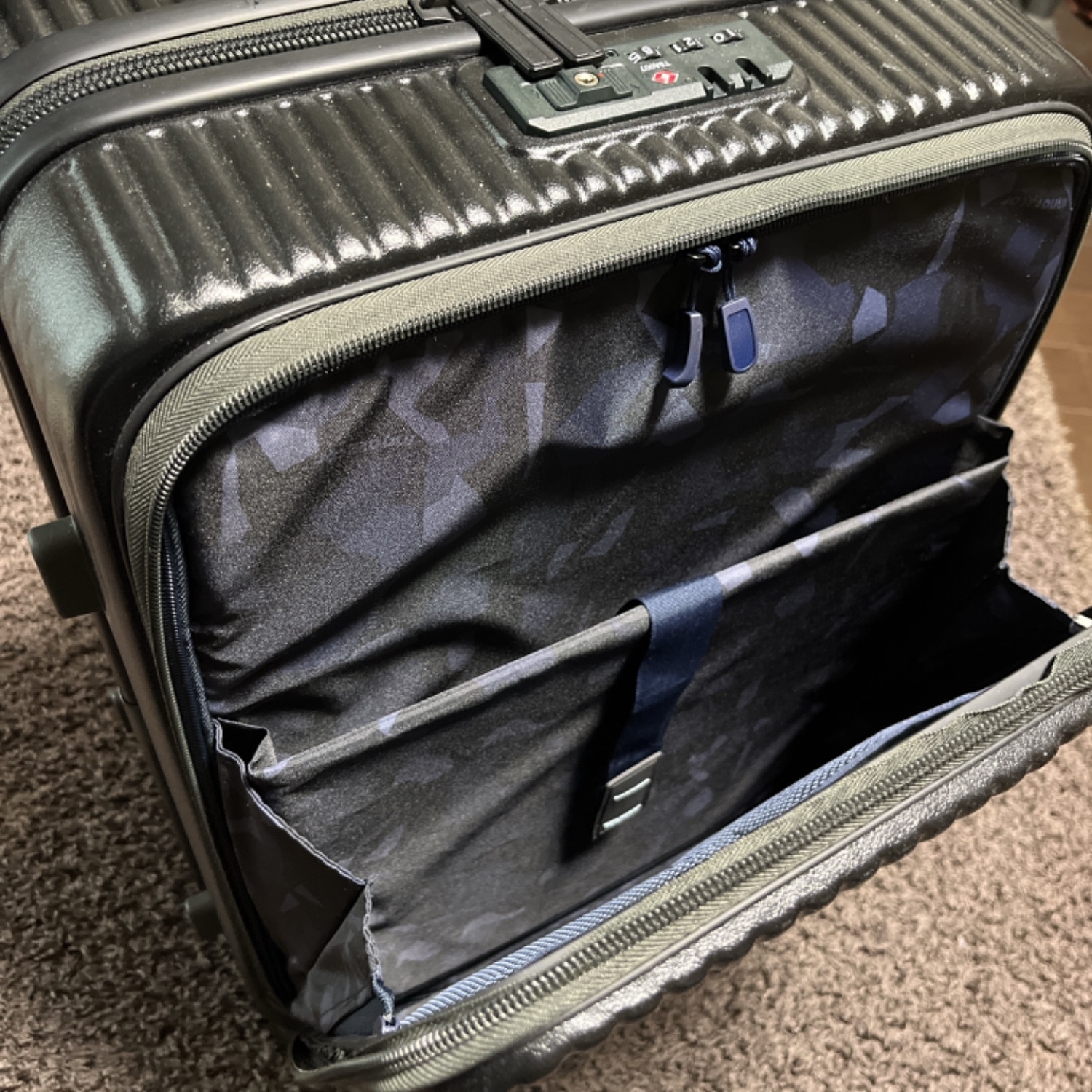 INV155のフロントポケットを開いた状態