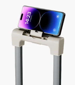 New Trip NT-XB0502のキャリーバーにスマホを立てている様子