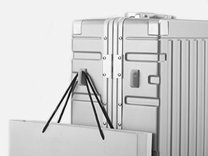 タビトラ KRS6069のフックに紙袋をかけている